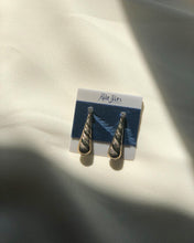 Load image into Gallery viewer, Vintage Gold Dangling Earrings