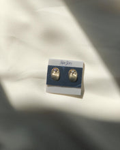 Load image into Gallery viewer, Vintage Gold Shell Stud Earrings
